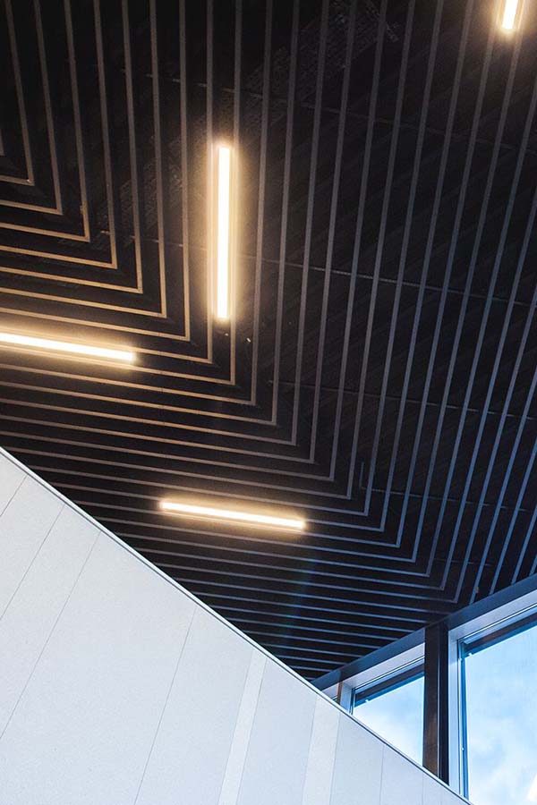 The ceiling is made of aluminum material ฝ้าเพดานที่ทำมาจากวัสดุอะลูมิเนียม